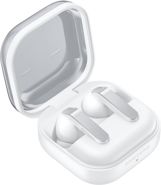 Een open witte oplaadcase met twee witte oordopjes met zilverkleurige accenten.