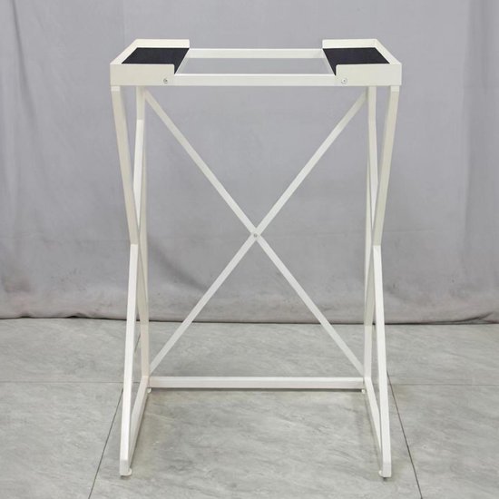 Wit wasmachine-opbouwmeubel met stoffen achtergrond.