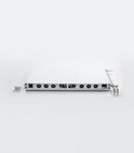 Witte radiator ventilator met aansluitingen aan de zijkant en 8 ventilatoren.