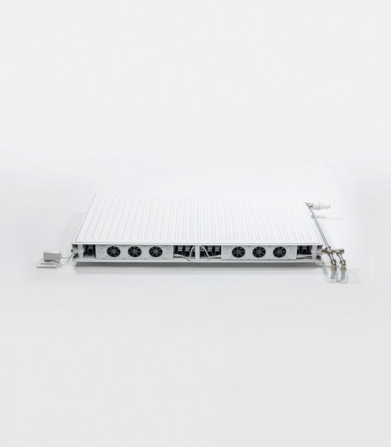 Witte radiator ventilator met aansluitingen aan de zijkant en 8 ventilatoren.