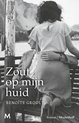Een zwart-wit boekcover met de titel 'Zout op mijn huid'. Een man en vrouw zitten dicht bij elkaar op een bankje, met de rug naar de kijker.