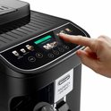 Vinger drukt op het touch-scherm van de DeLonghi Magnifica Evo Next, kiest een drankje.