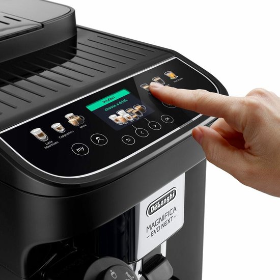 Vinger drukt op het touch-scherm van de DeLonghi Magnifica Evo Next, kiest een drankje.