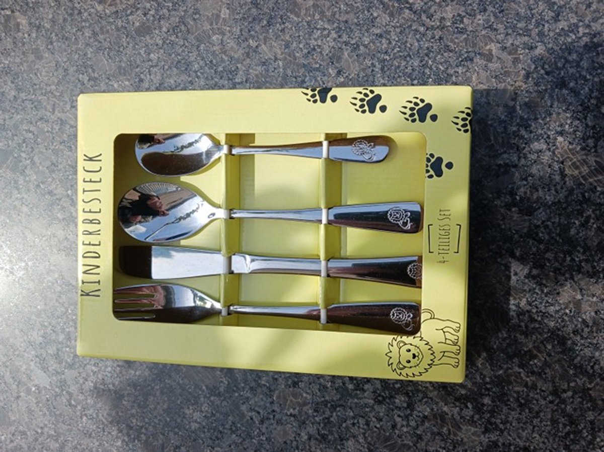 BESTEK LEEUW COUVERT 4 DELIG EDELSTAAL LION (16cm)