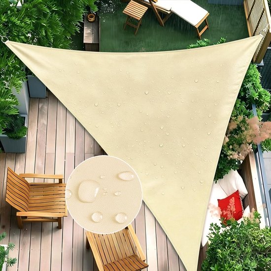 Voile d'ombrage triangulaire beige sur une terrasse, avec un détail de gouttes d'eau.