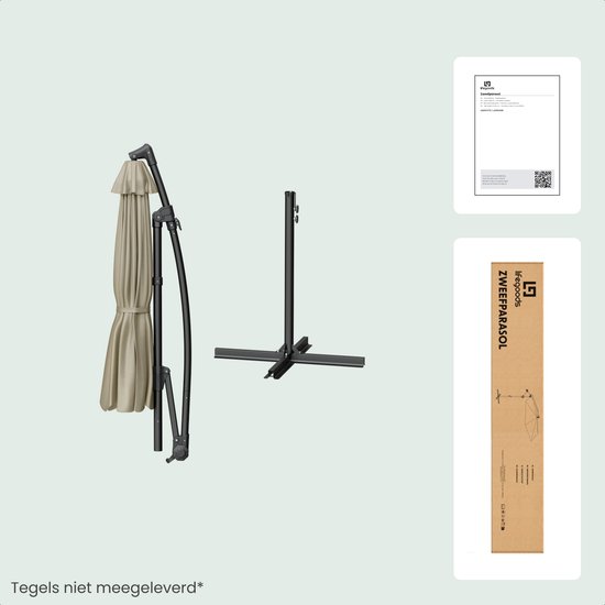 Opgevouwen taupe zweefparasol, losse kruisvoet en verpakking.