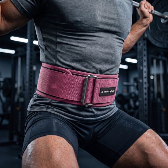 Man met roze MyBodyFuel halterriem, doet een squat met een halterstang in de sportschool.