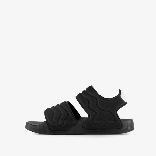 Zwarte Adidas Adilette sandalen voor kinderen met geribbelde banden en witte accenten.