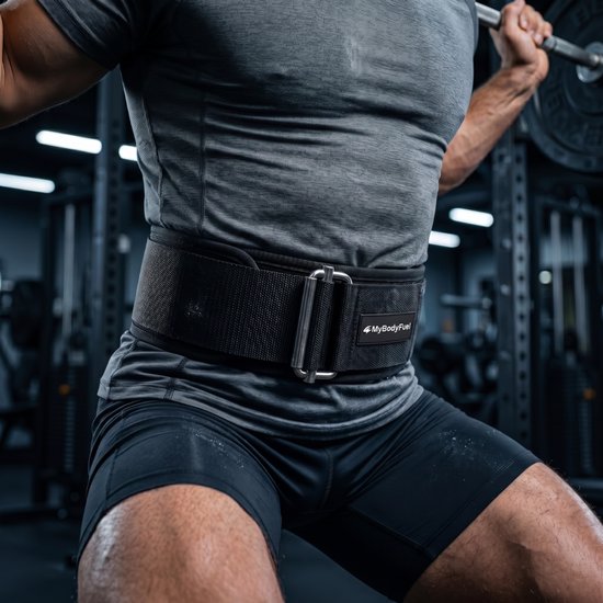 Mannelijke atleet in een sportschool, zittend met een halter, draagt een zwarte MyBodyFuel liftriem.