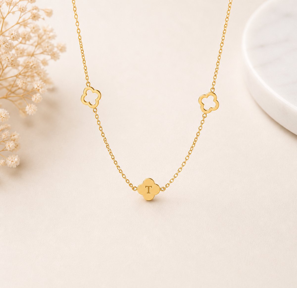 Ketting Maud Goud gepersonaliseerd sieraad met letter gegraveerd, leuk persoonlijk cadeau voor moeder, vrouw of vriendin.