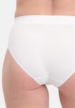 Achterkant van een witte, naadloze slip met logo op de tailleband.