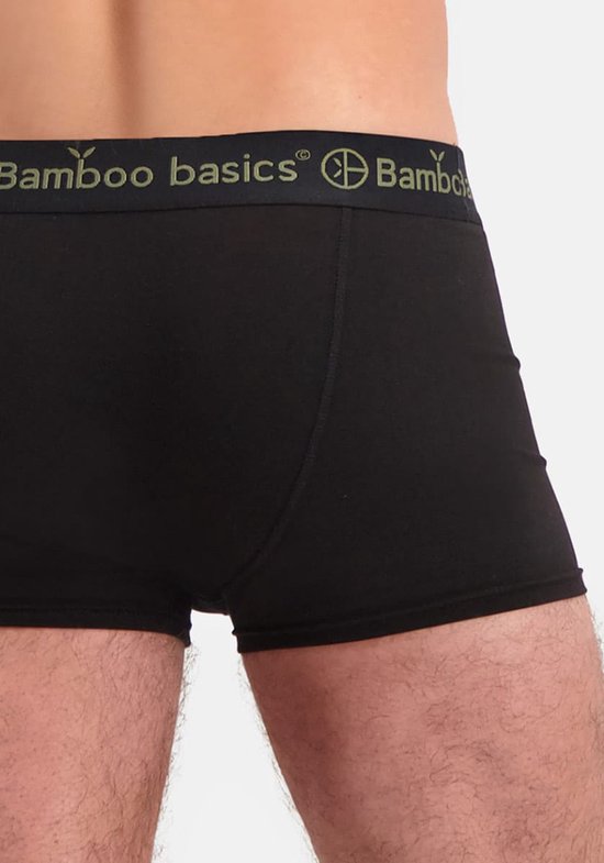Zwarte boxershort met elastische band met 'Bamboo basics' erop, close-up van de achterkant.