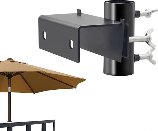 Zwarte metalen parasolhouder met verstelbare vleugelmoeren en een L-vormige montageplaat, naast een bruine parasol op een balkon.