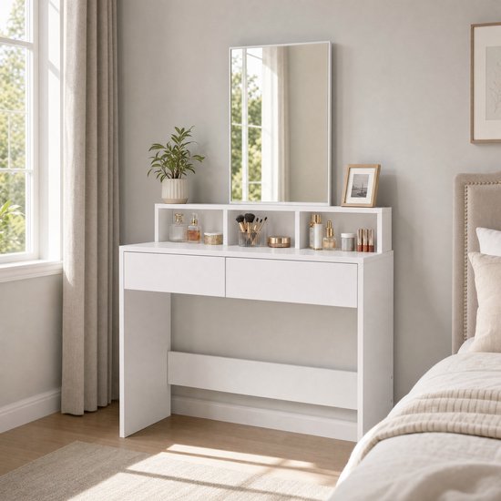 Een witte kaptafel met spiegel, twee lades en open vakken, naast een raam in een slaapkamer.