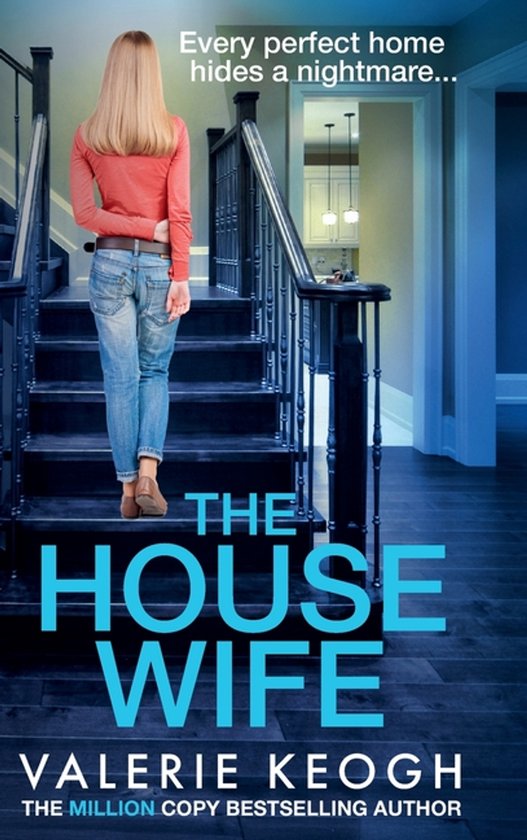 Een vrouw met blond haar in een oranje shirt en spijkerbroek staat op een trap. "Every perfect home hides a nightmare... THE HOUSE WIFE VALERIE KEOGH"