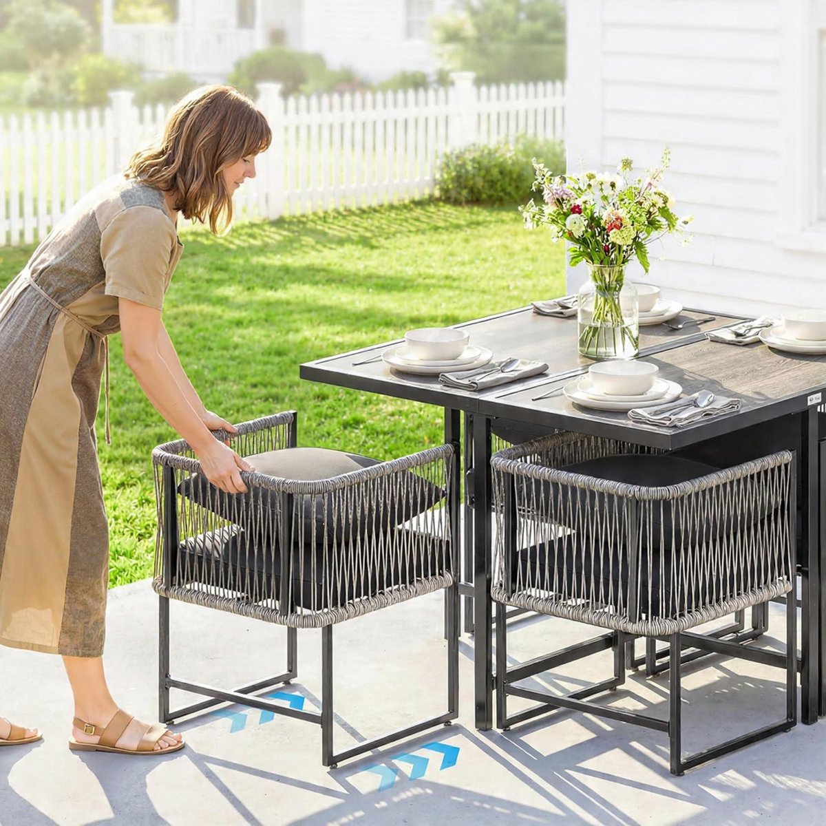 Tuinmeubelset 5-delig 108 cm Tafel met 4 Stoelen – Compacte Polyrattan Balkon Set met DPC Tafelblad, Weerbestendig, Inclusief Dikke Kussens & Opbergbaar Design – Urbanhome