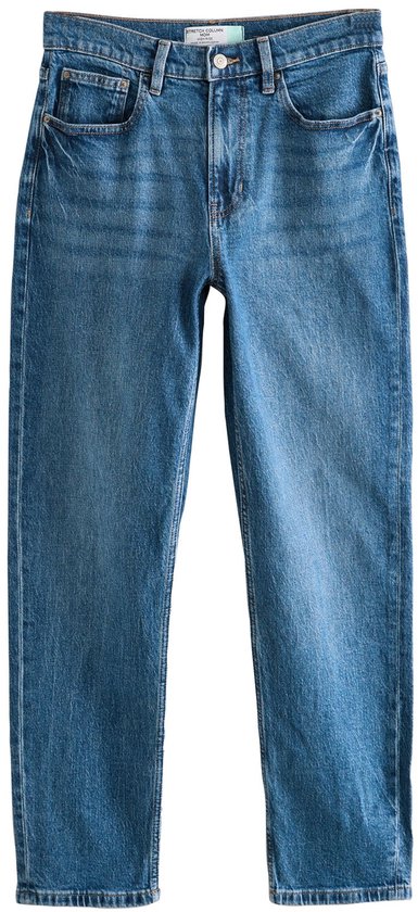 Een spijkerbroek met rechte pijpen, blauw denim, op een witte achtergrond.