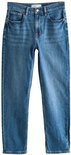 Een spijkerbroek met rechte pijpen, blauw denim, op een witte achtergrond.
