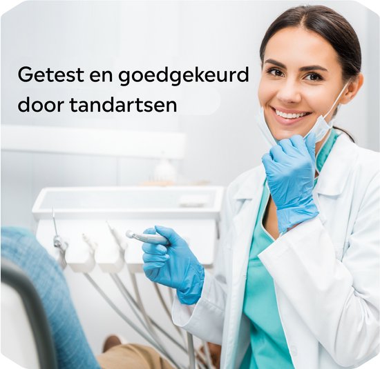 Lachende tandarts met mondkapje opzij, handen met blauwe handschoenen, met tandheelkundige instrumenten. "Getest en goedgekeurd door tandartsen".