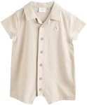 Beige babyromper met korte mouwen, kraag, knopen en visgraatpatroon.