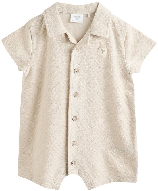 Beige babyromper met korte mouwen, kraag, knopen en visgraatpatroon.