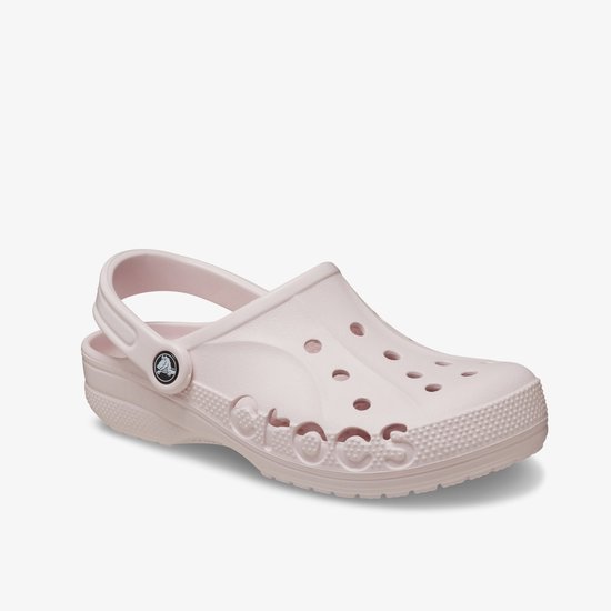 Zij-aanzicht van een lichtroze Crocs klomp. Met klittenband en perforaties.