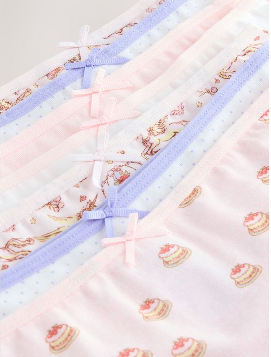 Close-up van zeven hipsters met prints van cakejes, eenhoorns, vlinders en strikjes.
