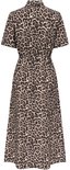 Achterkant van een midi-jurk met luipaardprint, korte mouwen en een ceintuur in de taille.