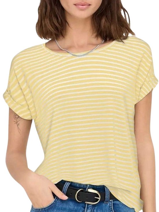 Model draagt een gele gestreepte T-shirt met omgeslagen mouwen en een riem.