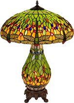 Een Tiffany tafellamp met een groen-gele lampenkap en voet, versierd met libellen, bladeren, en rode en blauwe bessen.