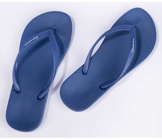 Donkerblauwe Ipanema teenslippers met een subtiel textuurpatroon en logo op de bandjes.