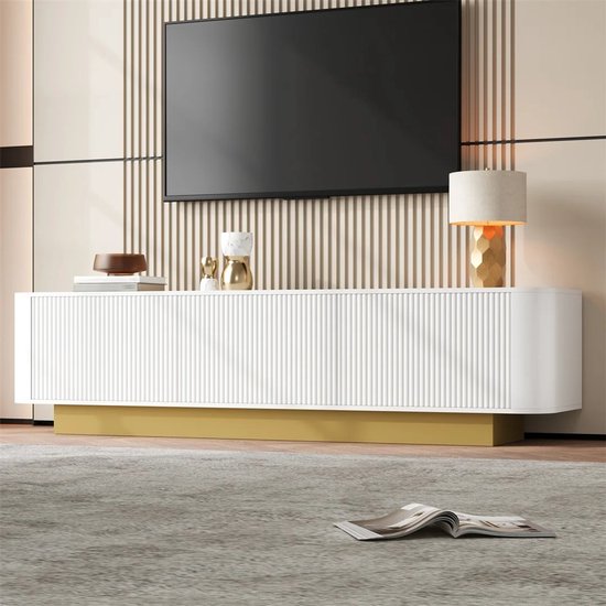 Witte dressoirkast met gouden voet en ribbeldeuren, met TV erboven.