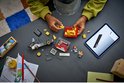 Kind bouwt LEGO City snackbartruck met instructies op tablet. Rode en gele frietjes bovenop.