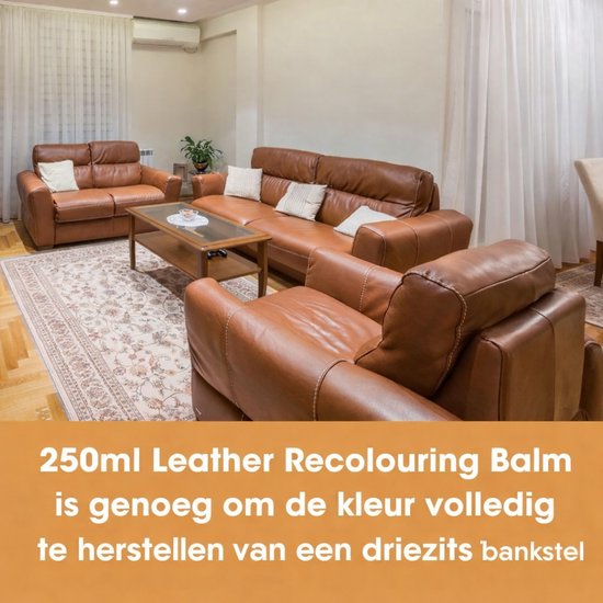 Moderne woonkamer met een bruine bankstel en fauteuils, met de tekst '250ml Leather Recolouring Balm is genoeg om de kleur volledig te herstellen van een driezits bankstel'.