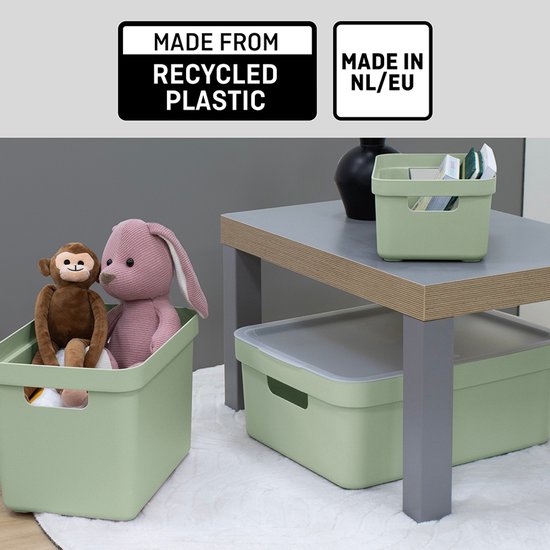 Lichtgroene opbergboxen, gemaakt van gerecycled plastic, met speelgoed en een babykonijn.