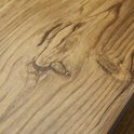 Textuur van bruin hout met zichtbare nerven en knoesten.