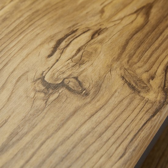 Textuur van bruin hout met zichtbare nerven en knoesten.