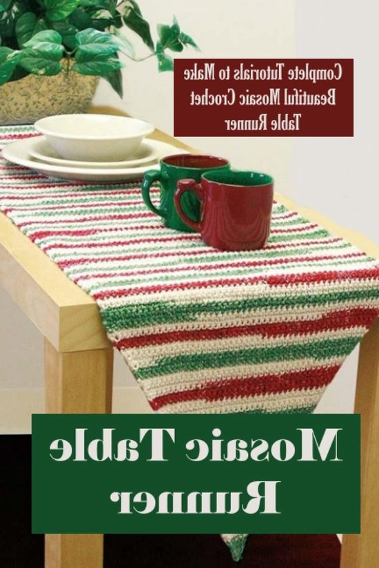Un chemin de table crocheté avec des rayures rouges, vertes et blanches, avec deux tasses et une pile d'assiettes.