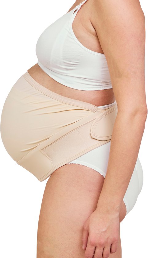 Zij-aanzicht van een zwangere vrouw met een beige zwangerschapsband.