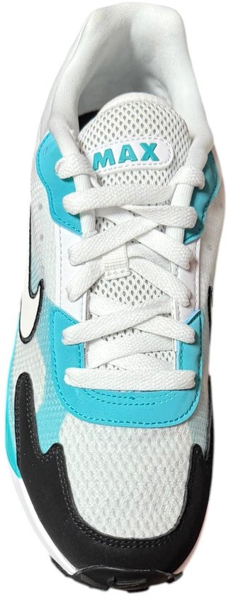 Voorkant van een witte Nike Air Max sneaker met blauwe en zwarte accenten en "MAX" op de tong.