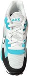 Voorkant van een witte Nike Air Max sneaker met blauwe en zwarte accenten en "MAX" op de tong.