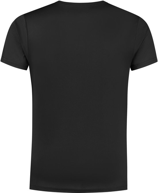 Achterkant van een zwart kort-mouwig sportshirt.