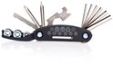Een opgevouwen multitool met diverse inbussleutels en schroevendraaiers, met enkele moeren.