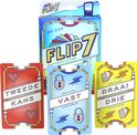 Doos van het spel Flip 7. Op de doos staat 'ERIC OLSEN FLIP 7 HET BESTE KAARTSPEL ALLER TIJDEN!'. Drie kaarten liggen voor de doos: rood, blauw en geel.