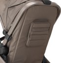 Bruine kinderwagen met een opbergvakje met rits aan de zijkant.