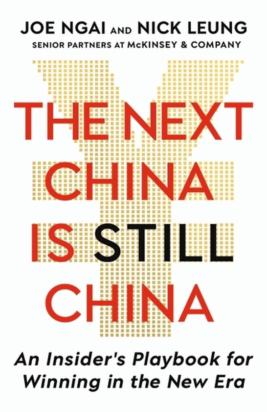Couverture du livre 'The Next China Is Still China' avec le texte en rouge et noir. Fond de carrés dorés.