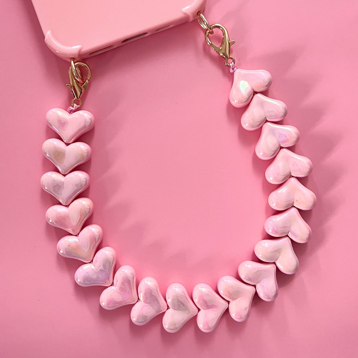 Hartjes Telefoonkoord (30 cm) – Universeel Polskoord voor Telefoon – Inclusief Lanyard Pad – Roze Telefoonketting met Gouden Sluiting
