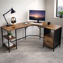 L-vormig hoekbureau met roodbruin houtlook blad, een lade en drie open vakken, ingericht met een computer, lamp en koptelefoon.