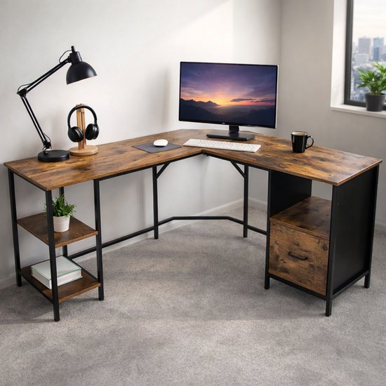 L-vormig hoekbureau met roodbruin houtlook blad, een lade en drie open vakken, ingericht met een computer, lamp en koptelefoon.