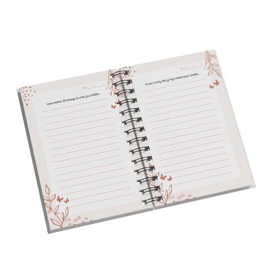 Open notitieboek met gebonden bladzijden, gedecoreerd met bloemen en vlinders. Tekst: 'Lieve mama, dit bosje is voor jou omdat...' en 'Ik ben zo blij dat jij mijn mama bent omdat...'.